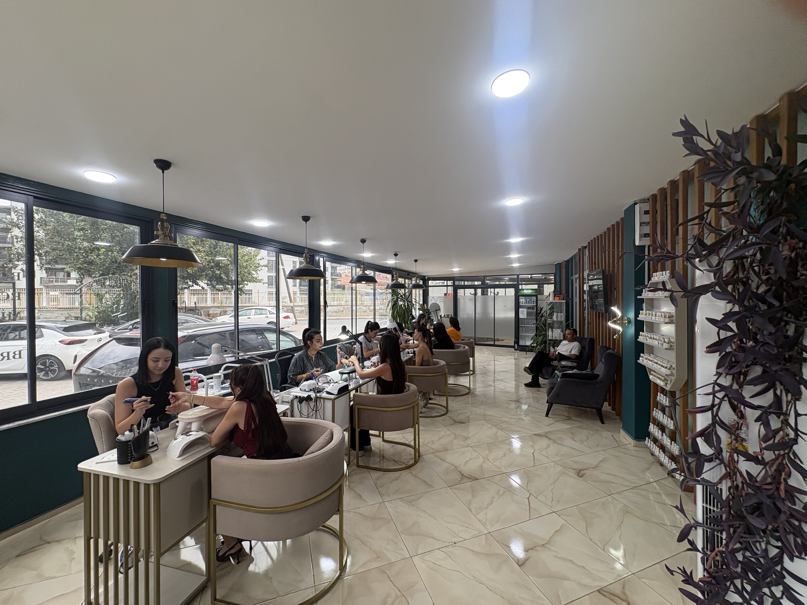 Eva Güzellik Merkezi tırnak bar iç mekan